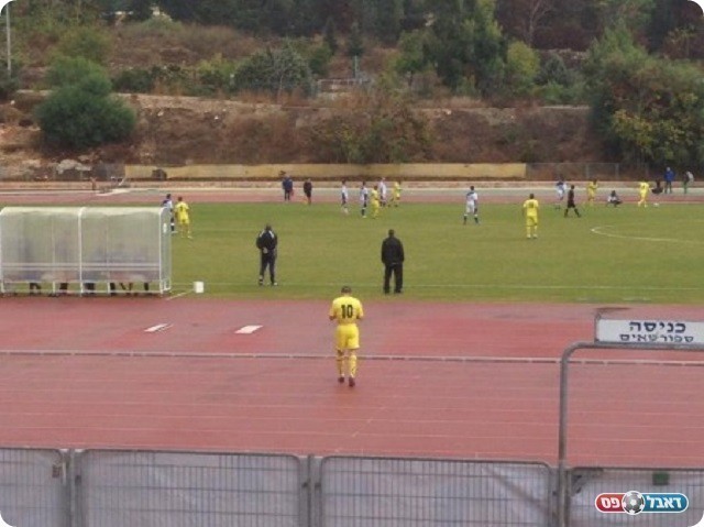 "אמיר שוויקי בוא לפה". החלוץ קיבל תשואות מהקהל וחזר לדשא (תאיר זארו)